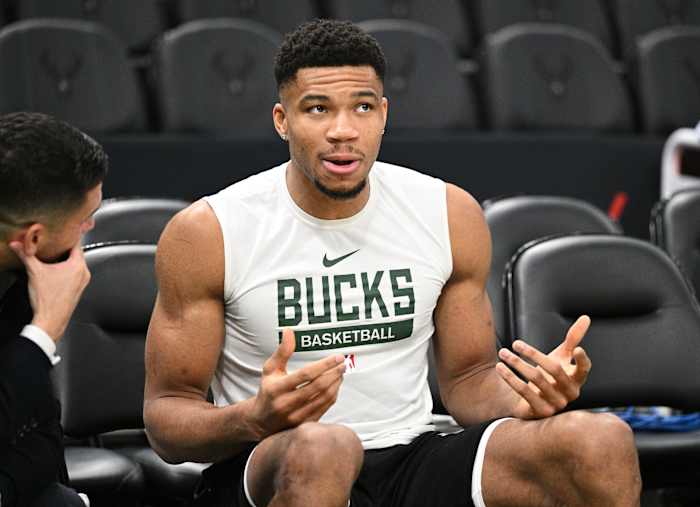 Milwaukee Bucks forward Giannis Antetokounmpo (34)